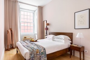 1 habitación, caja de seguridad en la habitación y escritorio 