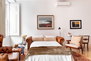1 slaapkamer, een kluis op de kamer, een bureau