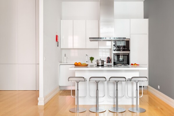 Refrigerador, microondas, horno, placa de cocina