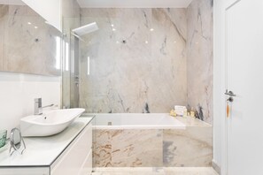 シャワー付き浴槽、ヘアドライヤー、ビデ、タオル