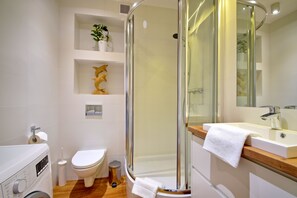 Dusche, Haartrockner, Handtücher, Seife