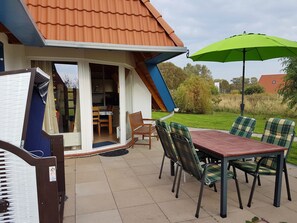 Outdoor dining - Comfortable 4-star level house directly on the North Sea dike, family friendly  (Wremen)