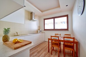 Kjøleskap, mikrobølgeovn, kokeplater og kaffetrakter/tekoker