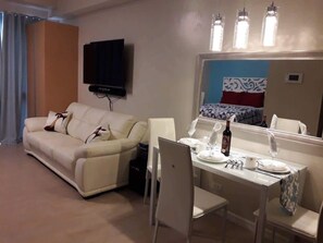 Studio | Living area | Flat-screen TV - Condo 101 at NewPort City (Pasay)