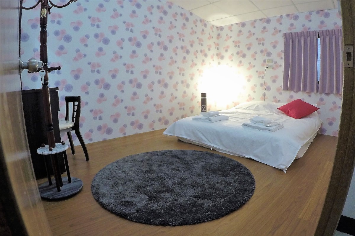 Free WiFi, bed sheets, wheelchair access