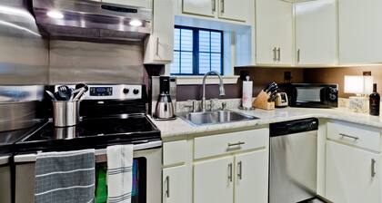 Artsy tila, kaunis takapiha, lähellä keskustaa