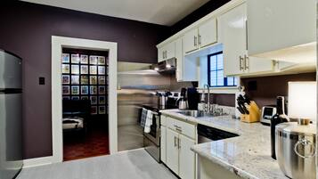 Coffee/tea maker, fridge, microwave, oven
