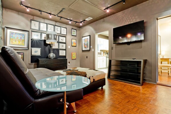 Smart TV, DVD player, video library - 2BR/2BA Walk to downtown! Near the Beach! Perfect location! The Gallery (Ocean Springs)