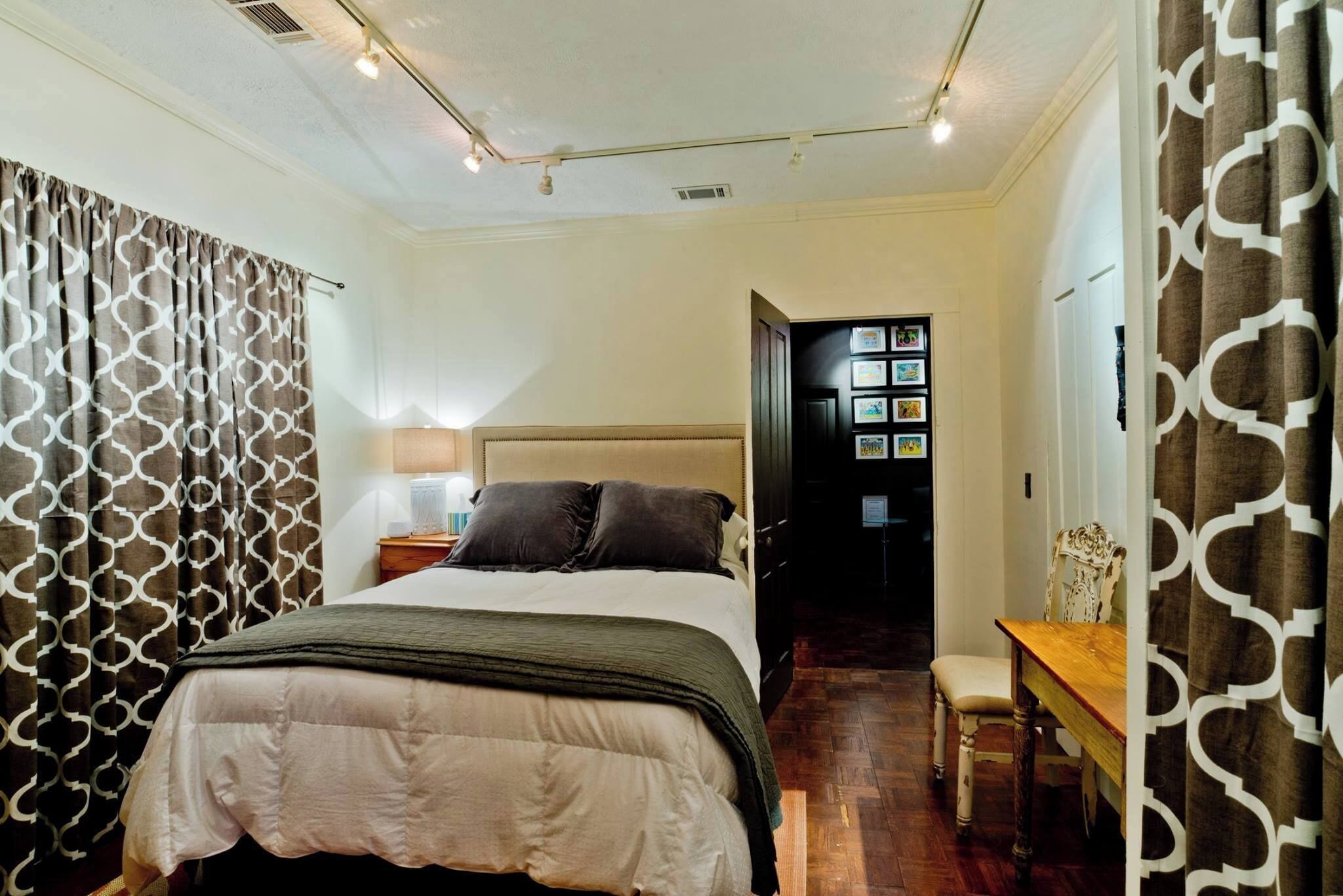 2 bedrooms, desk, iron/ironing board, WiFi (free)