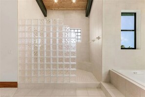 Combined shower/tub, jetted tub, hair dryer, bidet - Large Family Getaway-Unique Indoor Oasis w/ heated pool, hot tub, pool table! (Punta Gorda)