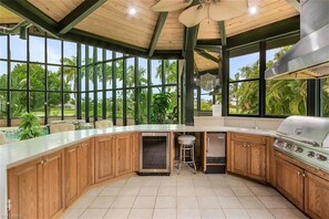 Fridge, microwave, oven, stovetop - Large Family Getaway-Unique Indoor Oasis w/ heated pool, hot tub, pool table! (Punta Gorda)