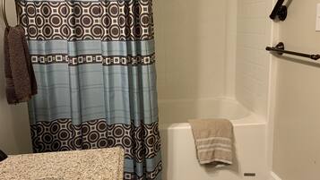 Dusche, Haartrockner, Handtücher, Seife