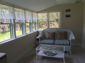 Een smart-tv en een computerscherm