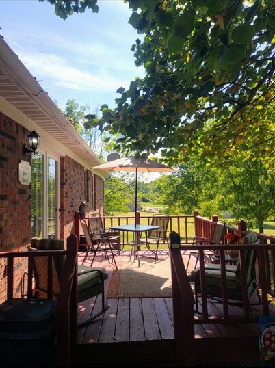 Welcome to your home away from home at my Bardstown’s Sweet Retreat!