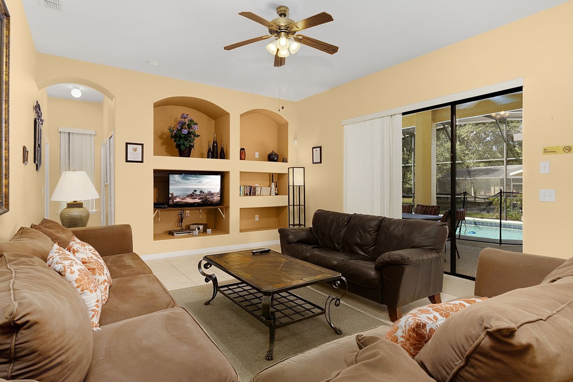 SOUTH FACING pool / spa, beautiful spacious 4 bed home just 20 mins from Disney