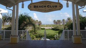 Un'area coperta con un cartello che recita 'Welcome to the Beach Club at Pointe West'.