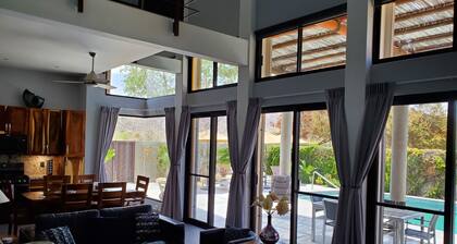 Beautiful House, Private Yard & Pool, Outdoor Seating, Garage Space, Sleeps 6.
