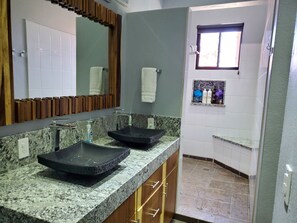 Douche, sèche-cheveux, serviettes fournies, savon