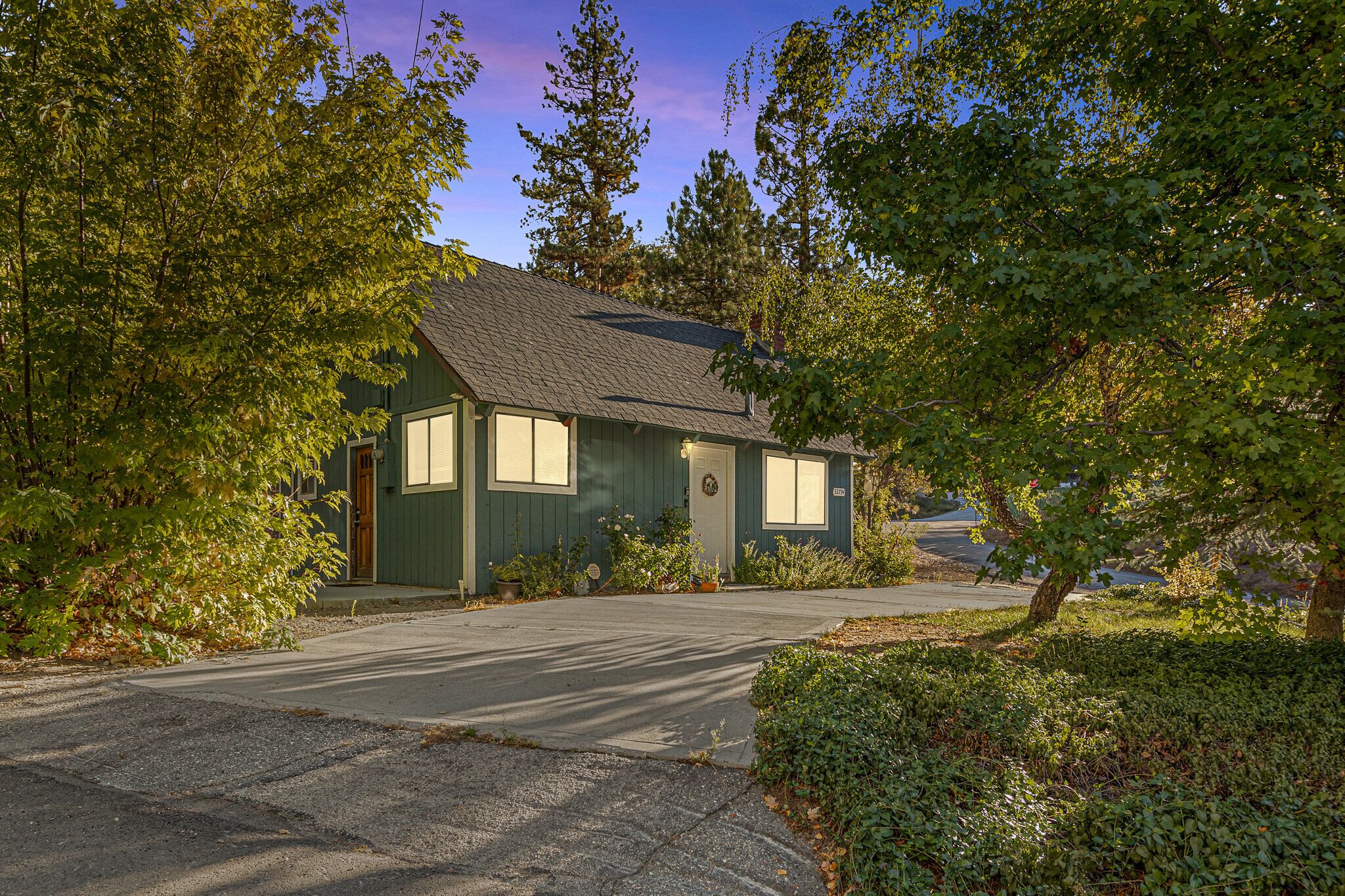 Located Half way between Lake Arrowhead&Big Bear/ Level Entry