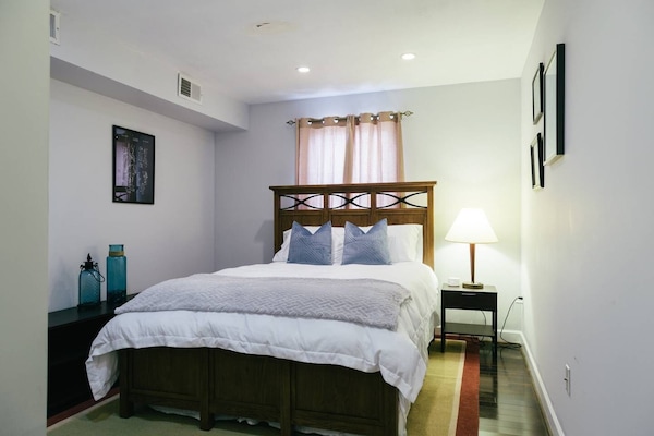 Bedroom1: queen