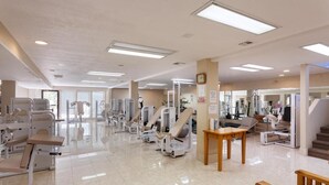A spacious dental clinic with multiple treatment chairs, a reception area, and a clean, well-lit environment. - 3 bedrooms. 4 TV's. Great view, Nice Reviews. (St. George)