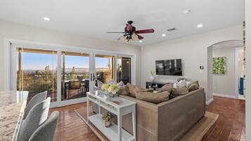 Smart TV, table tennis