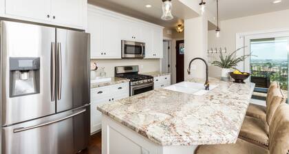 Bask in San Diego Glory: Bay Views, Blissful Breezes, & Sunsets Bathed in Warmth