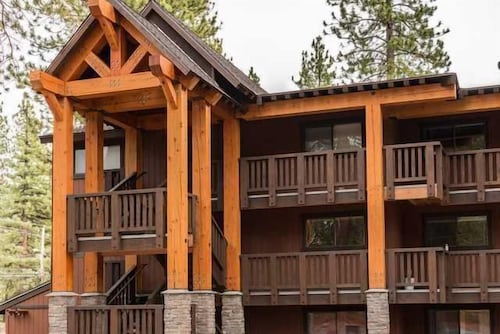 Beautiful & Affordable Condo, Walk to the Beach, the Hyatt, and Hiking Trails 