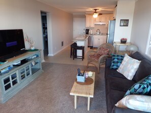 Smart TV, video games, DVD player, books - 2nd floor ocean front private balcony in 3 story building. Air BnB supperhost (Myrtle Beach)