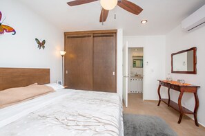 1 habitación, caja de seguridad en la habitación y escritorio 