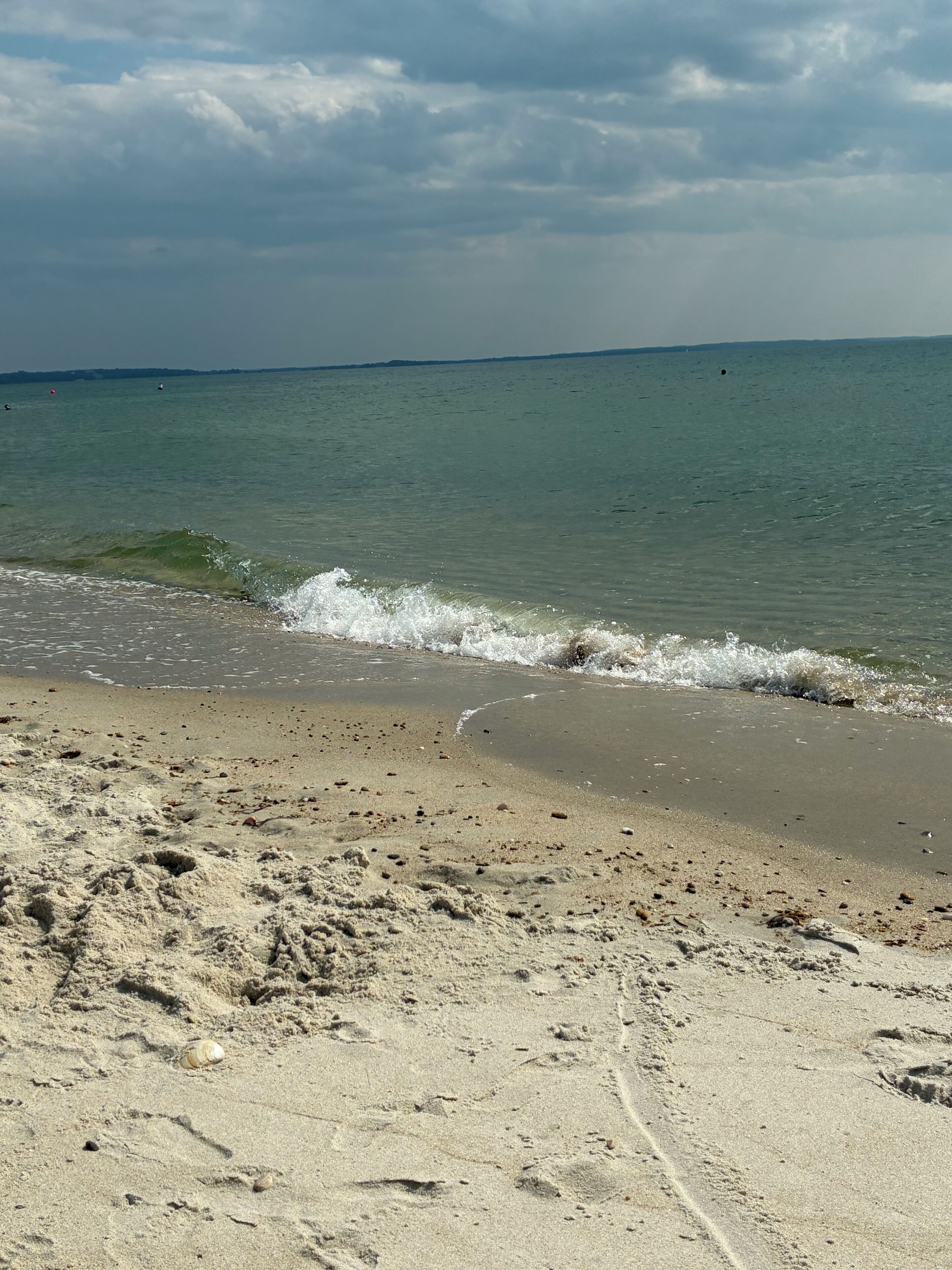 Beach nearby, sun-loungers, beach towels