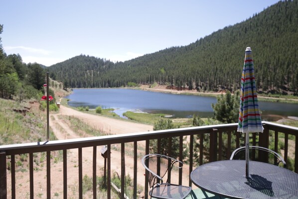 Outdoor dining - Fawn Haven on the Lake (Bailey)