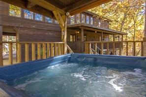 Outdoor spa tub - Gorgeous, Secluded, SuperFast WiFi, NFL Sunday, Arcade, Gated, Fishing & 2 Pools (Sevierville)