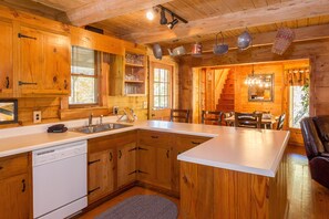 Fridge, microwave, oven, stovetop - Gorgeous, Secluded, SuperFast WiFi, NFL Sunday, Arcade, Gated, Fishing & 2 Pools (Sevierville)