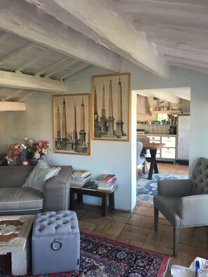 Fernseher, Kamin, Bücher