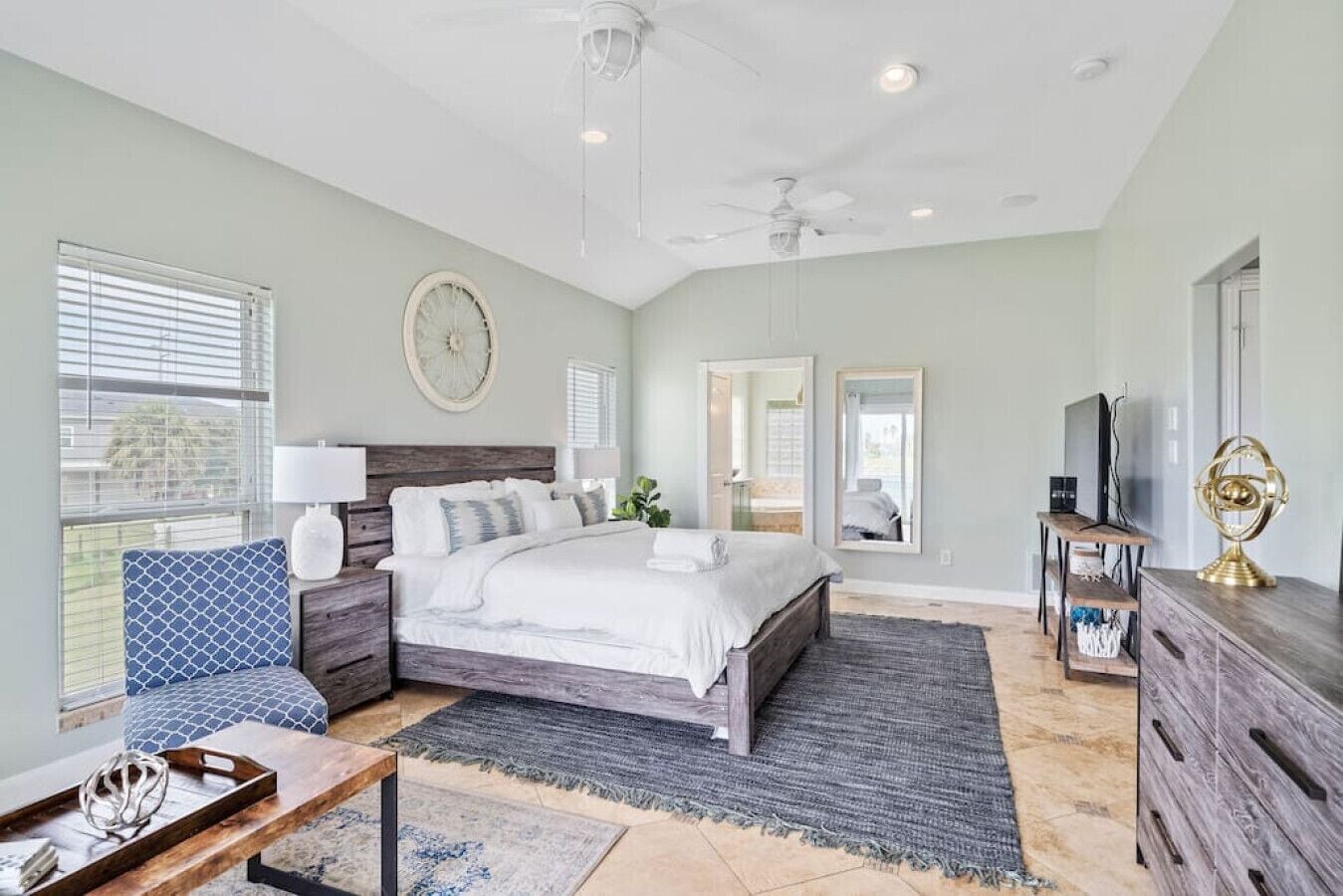 5 habitaciones, escritorio y tabla de planchar con plancha 