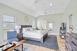 5 makuuhuonetta, työpöytä, silitysrauta/-lauta, vauvan matkasänky