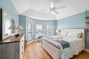 5 makuuhuonetta, työpöytä, silitysrauta/-lauta, vauvan matkasänky