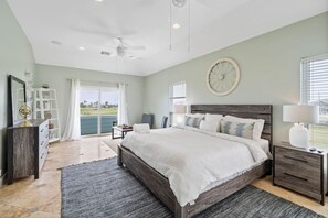 5 bedrooms, desk, iron/ironing board, travel crib - Family-Friendly Getaway, Close to the Beach (Galveston)