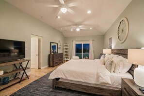 5 bedrooms, desk, iron/ironing board, travel crib