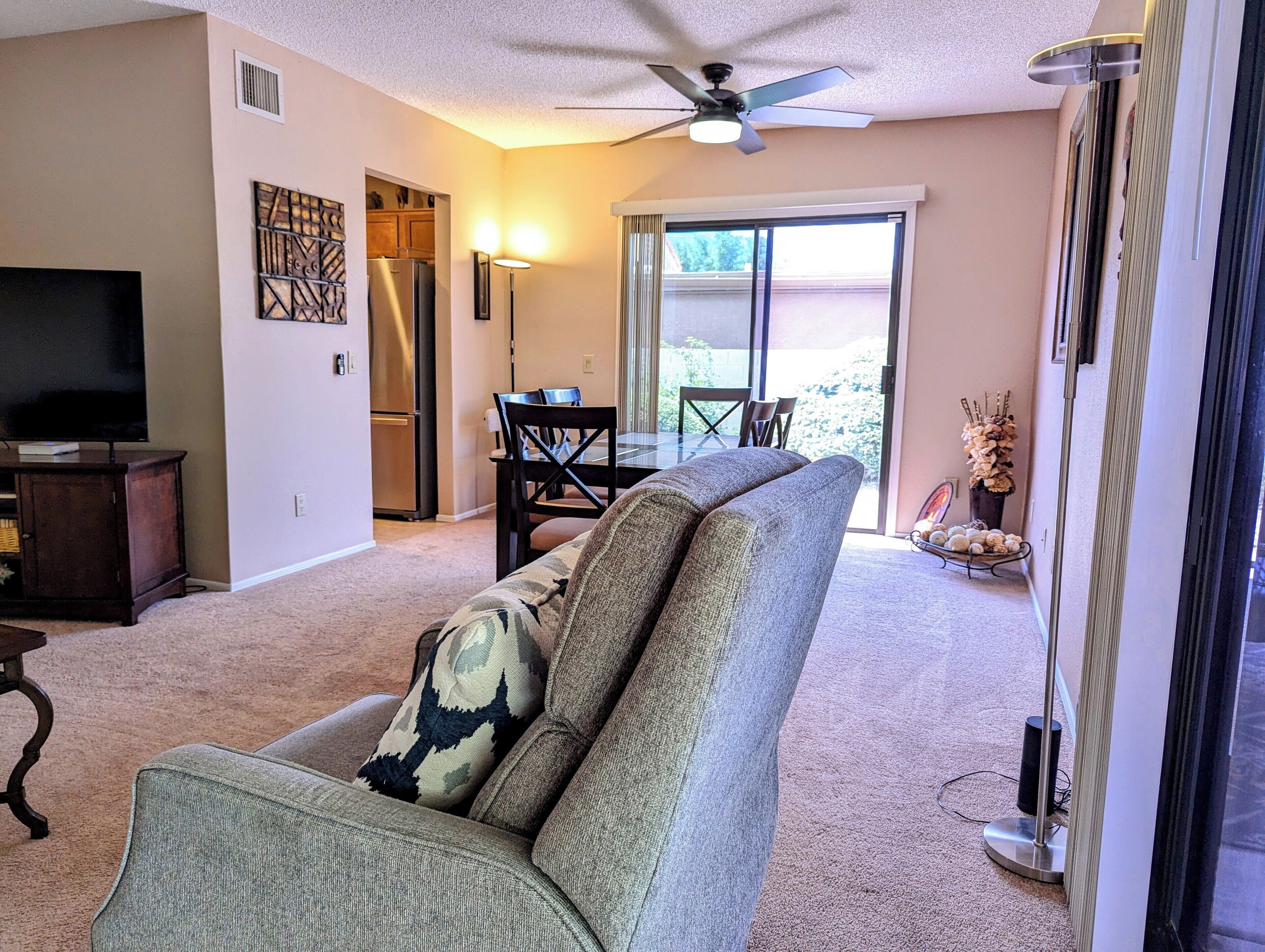 智能电视、DVD 播放器、书、立体声音响