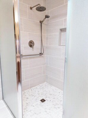 Combined shower/bathtub, hair dryer, towels, toilet paper