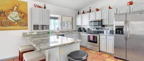 Jääkaappi, mikroaaltouuni, uuni, liesi