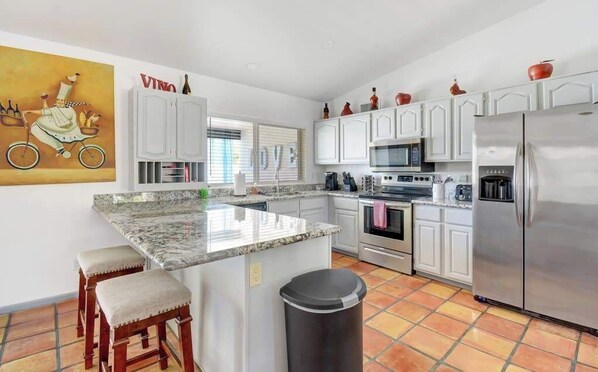 Fridge, microwave, oven, stovetop - 5 Br Two master suites with Pool and hot tub Private Retreat (Scottsdale)