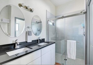Badewanne, Haartrockner, Handtücher