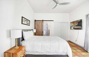 5 habitaciones, escritorio, tabla de planchar con plancha y wifi