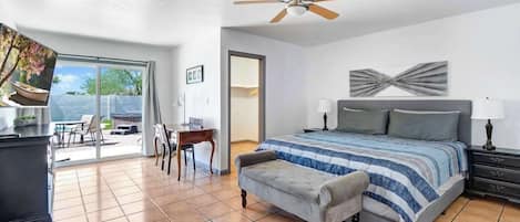 5 habitaciones, escritorio y tabla de planchar con plancha