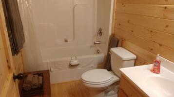 Duschwanne, Haartrockner, HandtĂŒcher, Seife