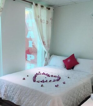 客房內保險箱、書桌、免費無線上網