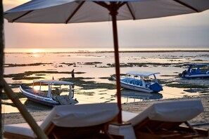 Rannalla, ilmaisia rantacabañoita, aurinkotuoleja, aurinkovarjoja